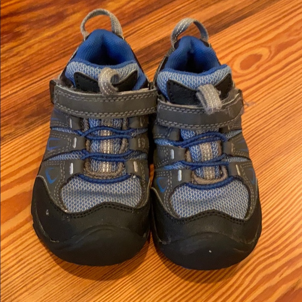 Boys Keen size 8 sneakers